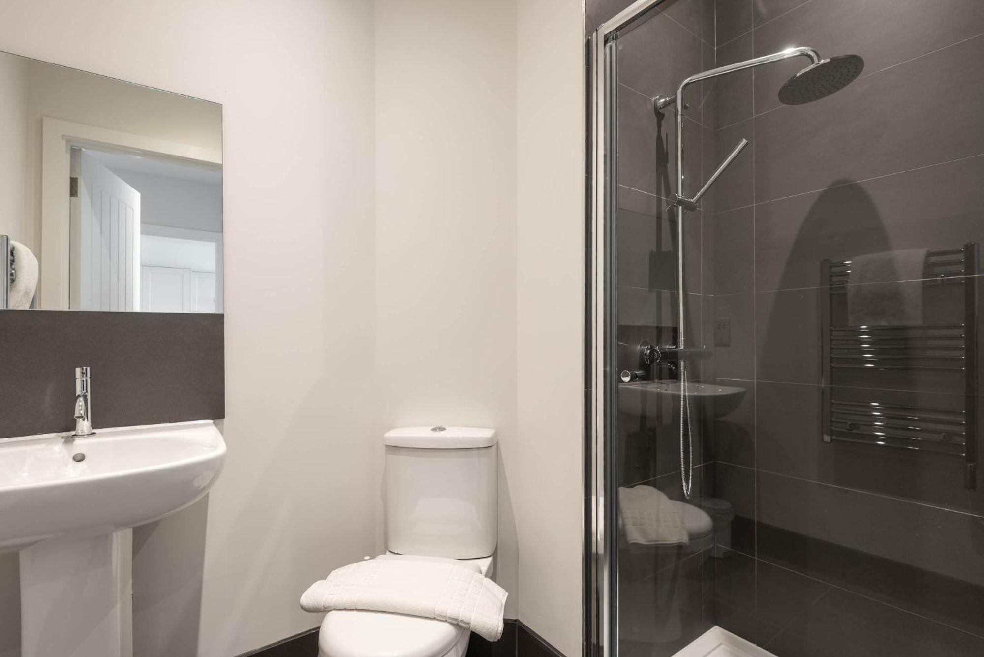 Modern 1 Bedroom In With Parking *