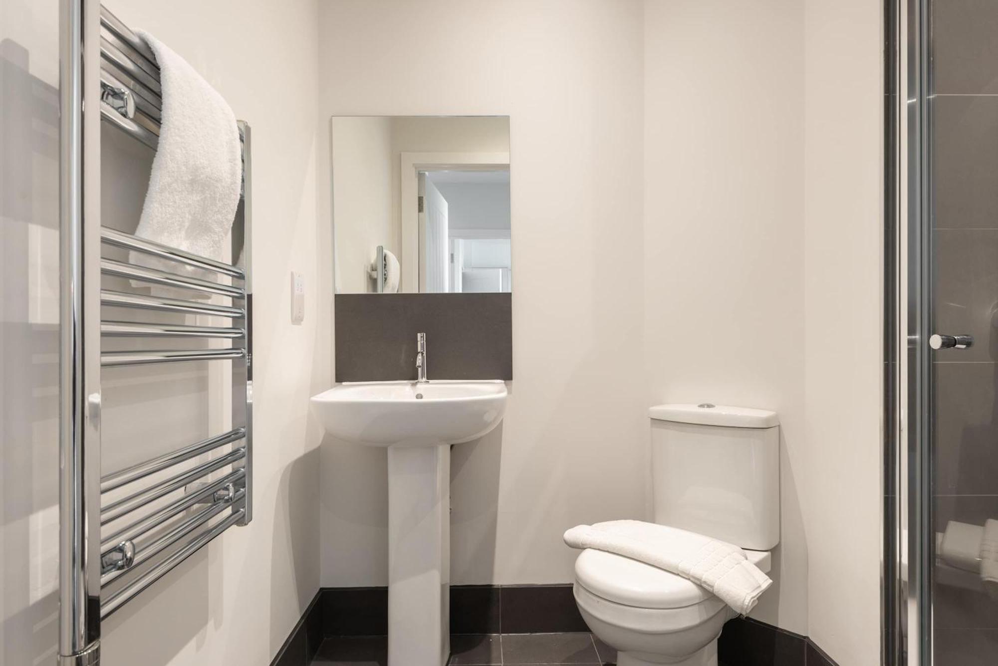 Modern 1 Bedroom In With Parking * York